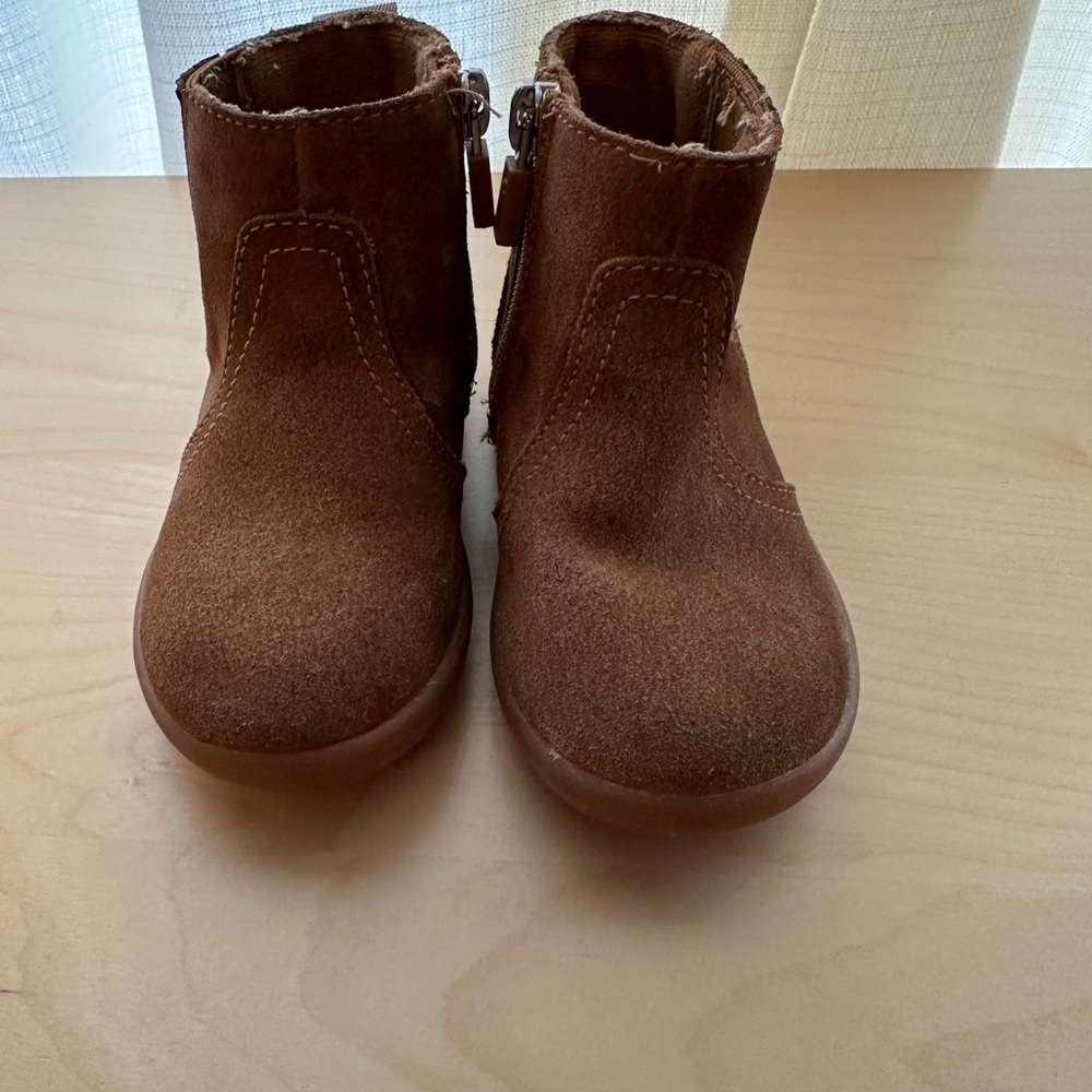 UGG Ryndon child Boots size 6